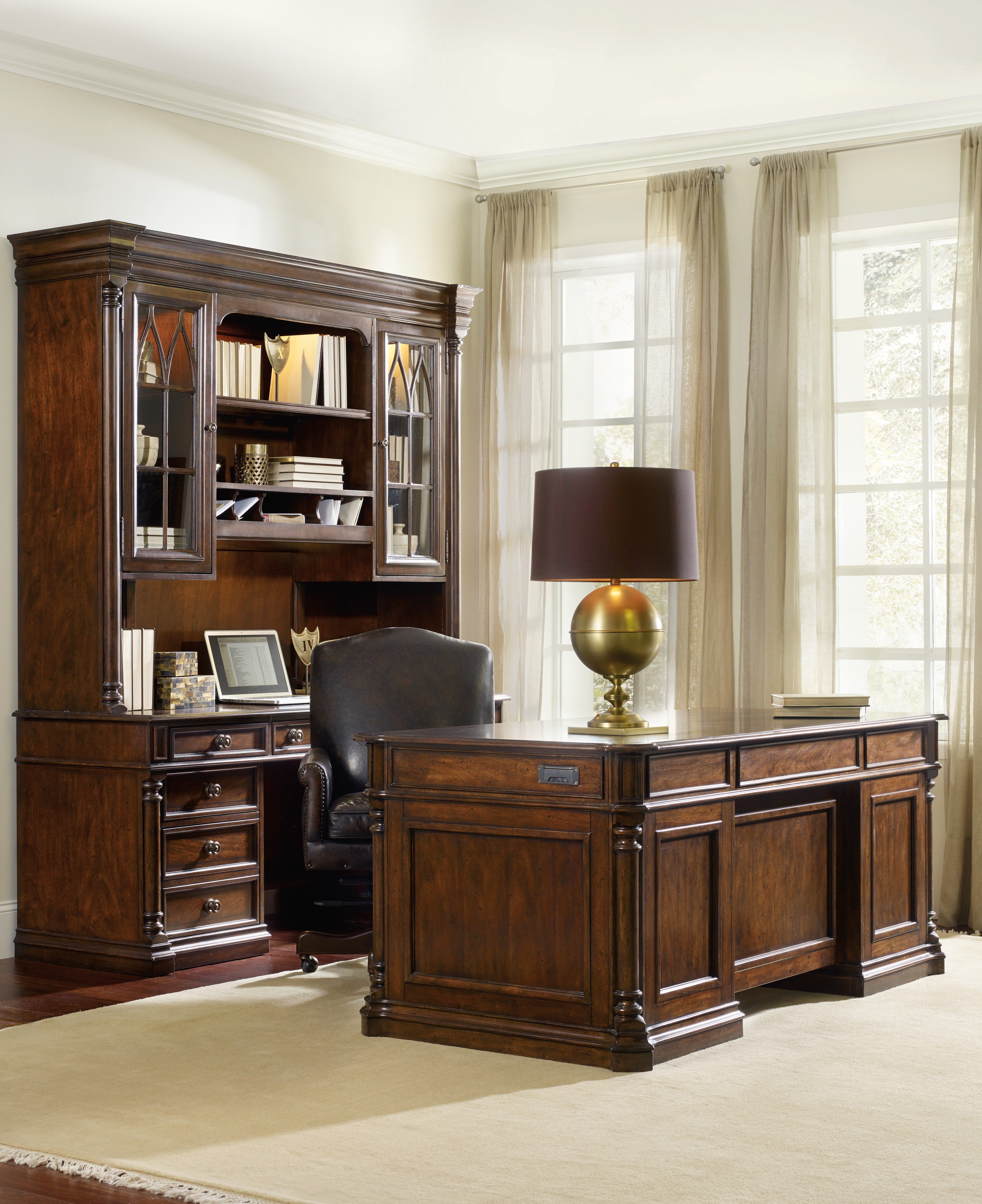 Hooker Furniture Leesburg Executive Desk in Dark Wood