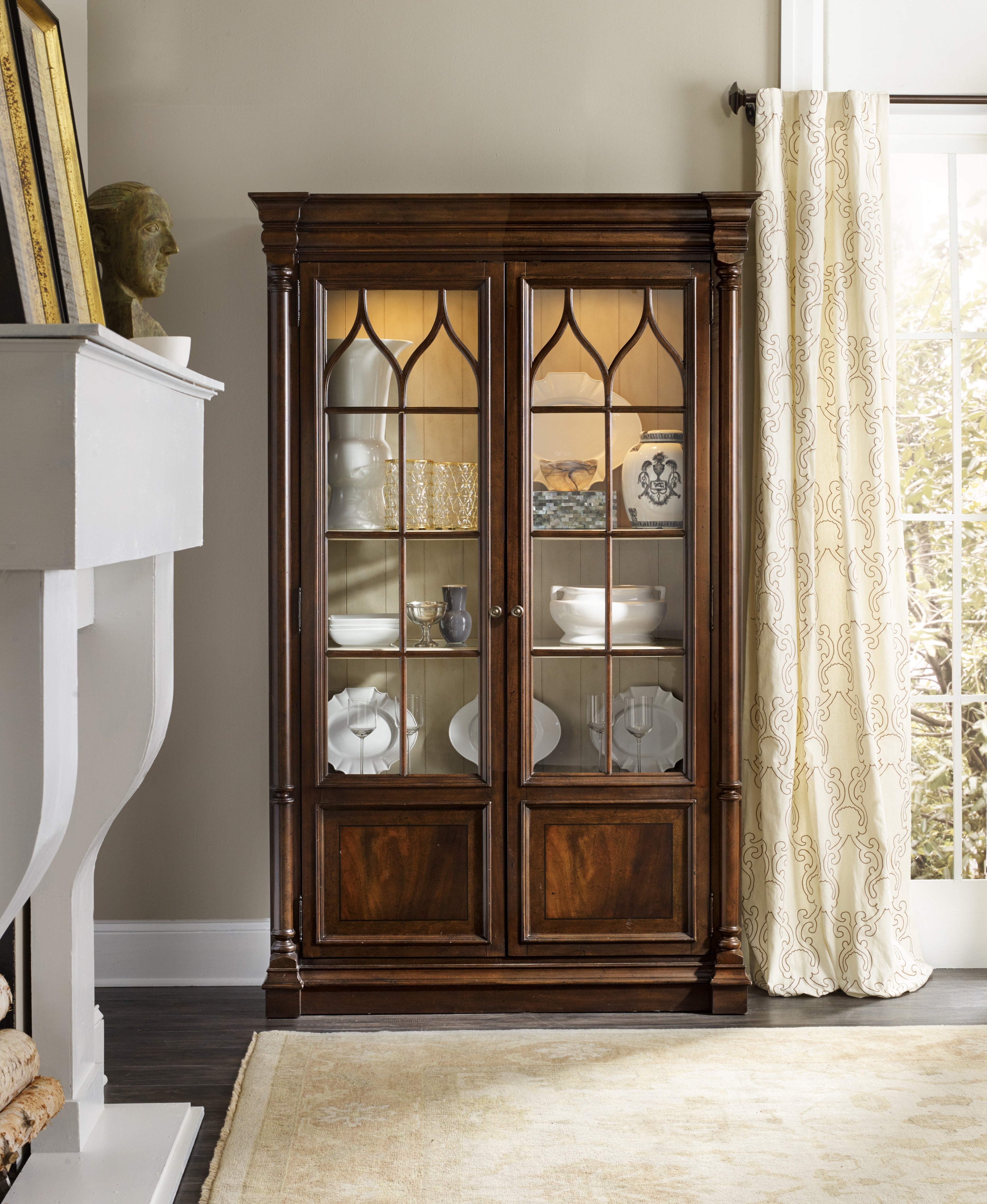 Hooker Furniture Leesburg Display Cabinet in Mahogany